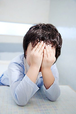 포토 JPG 남자 어린이라이프 초등학생 어린이 놀이 휴식 실내 한명 사람 동양인 소년 상반신 취미 앞모습 얼굴가리기 남자만 남자한명만 어린이만 소년만 소년한명만 국내포토 1 학생 라이프스타일 뷰포인트 컨셉 인종 내부 가림 파일형식