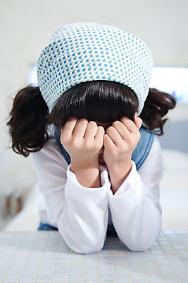 포토 JPG 여자 어린이라이프 초등학생 어린이 놀이 휴식 실내 한명 사람 동양인 소녀 상반신 취미 앞모습 가림 얼굴가리기 여자만 여자한명만 어린이만 소녀만 소녀한명만 국내포토 1 학생 라이프스타일 뷰포인트 컨셉 모션 인종 내부 파일형식