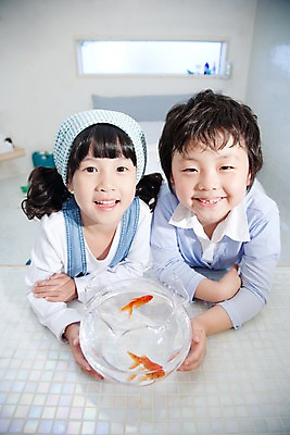 포토 JPG 동물 여자 남자 어린이라이프 초등학생 어린이 가족 놀이 휴식 실내 남매 어류 웃음 사람 동양인 소녀 소년 상반신 취미 두명 앞모습 하이앵글 기쁨 어항 즐거움 금붕어 어린이만 국내포토 학생 라이프스타일 감정 뷰포인트 컨셉 관계 표정 인종 내부 수중동물 파일형식