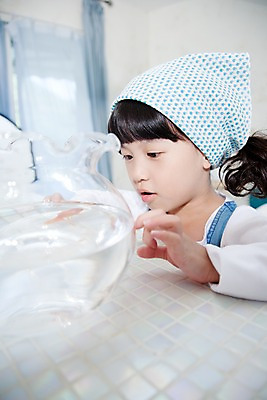 포토 JPG 동물 여자 어린이라이프 초등학생 어린이 놀이 휴식 실내 어류 한명 사람 동양인 소녀 상반신 취미 어항 호기심 금붕어 여자만 여자한명만 어린이만 소녀만 소녀한명만 국내포토 1 학생 라이프스타일 감정 컨셉 인종 내부 수중동물 파일형식