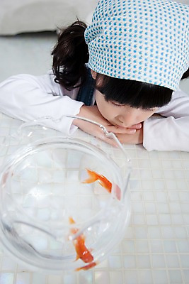 포토 JPG 동물 여자 어린이라이프 초등학생 어린이 놀이 휴식 실내 어류 한명 사람 동양인 소녀 상반신 취미 하이앵글 어항 호기심 금붕어 여자만 여자한명만 어린이만 소녀만 소녀한명만 국내포토 1 학생 라이프스타일 감정 뷰포인트 컨셉 인종 내부 수중동물 파일형식