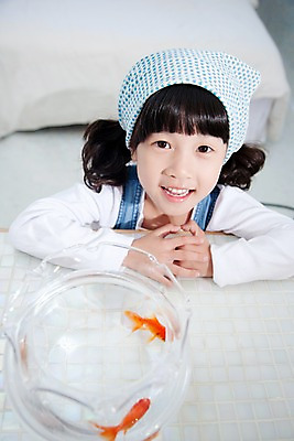 포토 JPG 동물 여자 어린이라이프 초등학생 어린이 놀이 휴식 실내 어류 한명 웃음 사람 동양인 소녀 상반신 취미 앞모습 하이앵글 어항 금붕어 여자만 여자한명만 어린이만 소녀만 소녀한명만 국내포토 1 학생 라이프스타일 뷰포인트 컨셉 표정 인종 내부 수중동물 파일형식