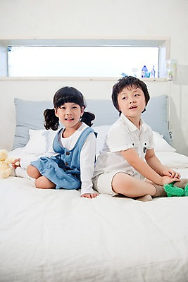 포토 JPG 전신 여자 남자 어린이라이프 초등학생 어린이 가족 침구 놀이 휴식 실내 남매 웃음 사람 앉기 동양인 소녀 소년 취미 두명 앞모습 침실 침대 어린이만 국내포토 학생 라이프스타일 뷰포인트 가구 컨셉 관계 모션 표정 인종 내부 파일형식