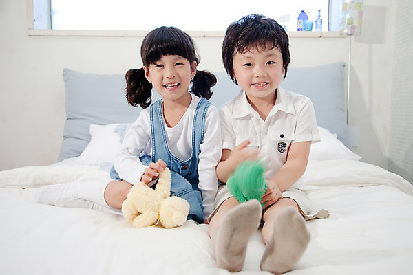 포토 JPG 전신 여자 남자 어린이라이프 초등학생 어린이 인형 가족 침구 놀이 휴식 실내 남매 웃음 사람 앉기 동양인 소녀 소년 취미 두명 앞모습 기쁨 침실 침대 즐거움 어린이만 국내포토 학생 라이프스타일 감정 뷰포인트 가구 컨셉 관계 모션 표정 인종 내부 파일형식
