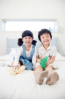 포토 JPG 전신 여자 남자 어린이라이프 초등학생 어린이 가족 침구 놀이 휴식 실내 남매 웃음 사람 앉기 동양인 소녀 소년 취미 두명 앞모습 기쁨 침실 침대 즐거움 어린이만 국내포토 학생 라이프스타일 감정 뷰포인트 가구 컨셉 관계 모션 표정 인종 내부 파일형식