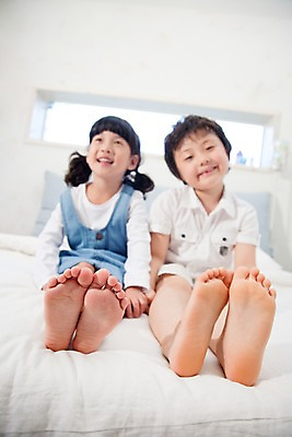 포토 JPG 전신 여자 남자 어린이라이프 초등학생 어린이 가족 침구 발 놀이 휴식 실내 남매 웃음 사람 앉기 동양인 소녀 소년 취미 두명 앞모습 기쁨 침실 즐거움 발바닥 어린이만 국내포토 학생 라이프스타일 감정 뷰포인트 컨셉 관계 모션 표정 인종 내부 신체부위 파일형식