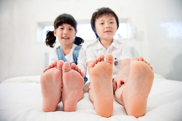 포토 JPG 전신 여자 남자 어린이라이프 초등학생 어린이 가족 침구 발 놀이 휴식 실내 남매 사람 앉기 동양인 소녀 소년 취미 두명 기쁨 침실 즐거움 발바닥 어린이만 국내포토 학생 라이프스타일 감정 컨셉 관계 모션 인종 내부 신체부위 파일형식