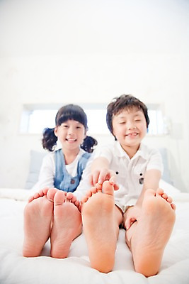 포토 JPG 전신 여자 남자 어린이라이프 초등학생 어린이 가족 침구 발 놀이 휴식 실내 남매 웃음 사람 앉기 동양인 소녀 소년 취미 두명 앞모습 기쁨 침실 즐거움 발바닥 어린이만 국내포토 학생 라이프스타일 감정 뷰포인트 컨셉 관계 모션 표정 인종 내부 신체부위 파일형식