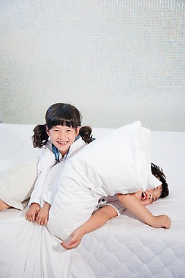 포토 JPG 전신 여자 남자 어린이라이프 초등학생 어린이 장난 가족 베개 침구 놀이 휴식 실내 남매 웃음 사람 앉기 동양인 소녀 소년 취미 두명 눕기 기쁨 침실 즐거움 어린이만 국내포토 학생 라이프스타일 감정 컨셉 관계 모션 표정 인종 내부 파일형식