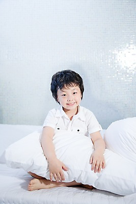 포토 JPG 전신 남자 어린이라이프 초등학생 어린이 베개 침구 놀이 휴식 실내 한명 웃음 사람 앉기 동양인 소년 취미 앞모습 기쁨 침실 즐거움 남자만 남자한명만 어린이만 소년만 소년한명만 국내포토 1 학생 라이프스타일 감정 뷰포인트 컨셉 모션 표정 인종 내부 파일형식