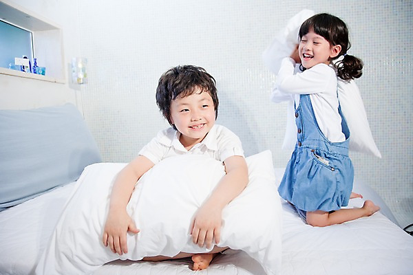 포토 JPG 전신 여자 남자 어린이라이프 초등학생 어린이 장난 가족 베개 침구 놀이 휴식 실내 남매 웃음 사람 앉기 동양인 소녀 소년 취미 두명 기쁨 침실 펀치 즐거움 싸움 어린이만 국내포토 학생 라이프스타일 감정 컨셉 관계 모션 표정 인종 내부 파일형식
