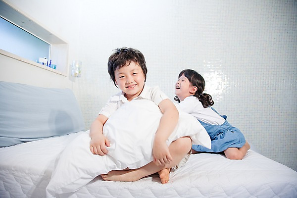 포토 JPG 전신 여자 남자 어린이라이프 초등학생 어린이 가족 베개 침구 놀이 휴식 실내 남매 웃음 사람 앉기 동양인 소녀 소년 취미 두명 기쁨 침실 즐거움 어린이만 국내포토 학생 라이프스타일 감정 컨셉 관계 모션 표정 인종 내부 파일형식