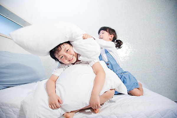 포토 JPG 전신 여자 남자 어린이라이프 초등학생 어린이 장난 가족 베개 침구 놀이 휴식 실내 남매 웃음 사람 앉기 동양인 소녀 소년 취미 두명 기쁨 침실 펀치 즐거움 싸움 어린이만 국내포토 학생 라이프스타일 감정 컨셉 관계 모션 표정 인종 내부 파일형식