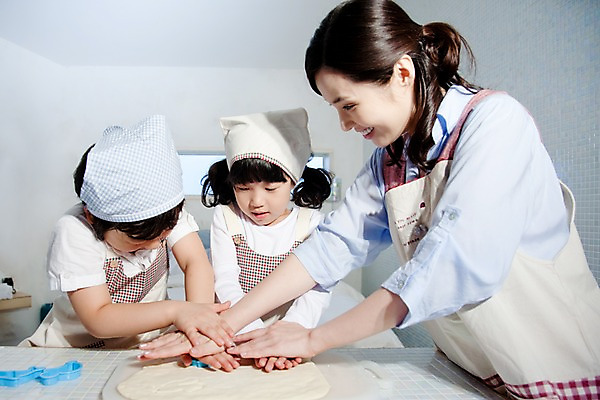 포토 JPG 여자 남자 딸 어린이라이프 아들 초등학생 어린이 가족 놀이 엄마 실내 웃음 사람 동양인 소녀 소년 상반신 세명 앞치마 기쁨 즐거움 점토 점토공예 국내포토 학생 라이프스타일 감정 관계 표정 인종 내부 공예 파일형식