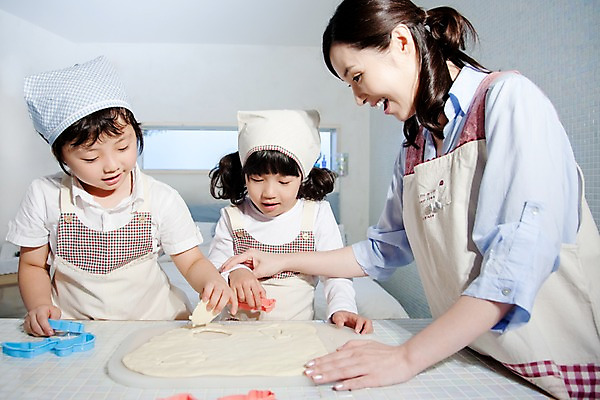 포토 JPG 여자 남자 딸 어린이라이프 아들 초등학생 어린이 가족 놀이 엄마 실내 웃음 사람 동양인 소녀 소년 상반신 세명 앞치마 기쁨 즐거움 점토 점토공예 국내포토 학생 라이프스타일 감정 관계 표정 인종 내부 공예 파일형식