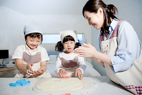 포토 JPG 여자 남자 딸 어린이라이프 아들 초등학생 어린이 가족 놀이 엄마 실내 웃음 사람 동양인 소녀 소년 상반신 세명 앞치마 기쁨 박수 즐거움 점토 점토공예 칭찬 국내포토 학생 라이프스타일 감정 관계 표정 인종 손짓 내부 공예 파일형식