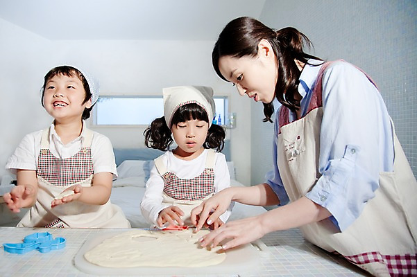 포토 JPG 여자 남자 딸 어린이라이프 아들 초등학생 어린이 가족 놀이 엄마 실내 웃음 사람 동양인 소녀 소년 상반신 세명 앞치마 기쁨 즐거움 점토 점토공예 국내포토 학생 라이프스타일 감정 관계 표정 인종 내부 공예 파일형식