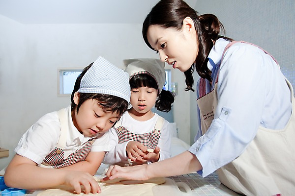 포토 JPG 여자 남자 딸 어린이라이프 아들 초등학생 어린이 가족 놀이 엄마 실내 사람 동양인 소녀 소년 상반신 세명 앞치마 기쁨 즐거움 점토 점토공예 국내포토 학생 라이프스타일 감정 관계 인종 내부 공예 파일형식