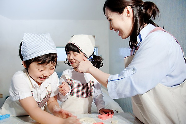 포토 JPG 여자 남자 어린이라이프 얼굴 초등학생 어린이 놀이 휴식 실내 웃음 사람 동양인 소녀 상반신 취미 앞모습 신체부위 세명 기쁨 즐거움 국내포토 학생 라이프스타일 감정 뷰포인트 컨셉 표정 인종 내부 파일형식