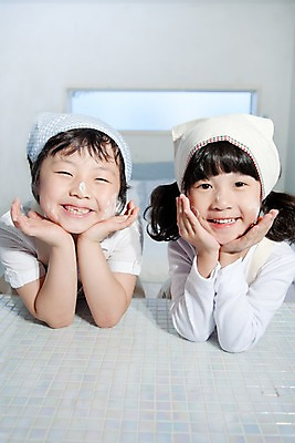 포토 JPG 여자 남자 어린이라이프 얼굴 초등학생 어린이 놀이 휴식 실내 남매 웃음 사람 동양인 소녀 상반신 취미 두명 앞모습 신체부위 기쁨 즐거움 어린이만 국내포토 학생 라이프스타일 감정 뷰포인트 컨셉 가족 표정 인종 내부 파일형식