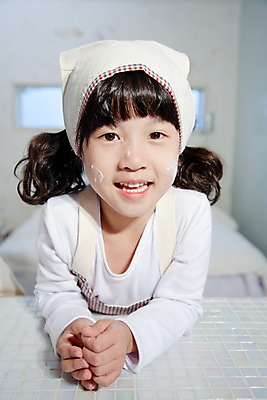 포토 JPG 여자 어린이라이프 얼굴 초등학생 어린이 놀이 휴식 실내 한명 웃음 사람 동양인 소녀 상반신 취미 앞모습 신체부위 기쁨 즐거움 여자만 여자한명만 어린이만 소녀만 소녀한명만 국내포토 1 학생 라이프스타일 감정 뷰포인트 컨셉 표정 인종 내부 파일형식