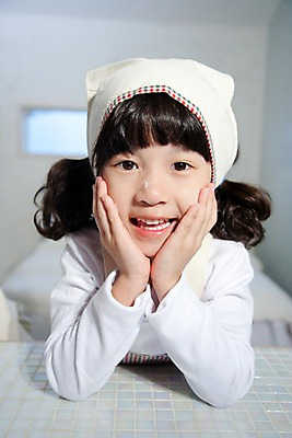 포토 JPG 여자 어린이라이프 초등학생 어린이 포즈 놀이 휴식 실내 한명 웃음 사람 동양인 소녀 상반신 취미 앞모습 기쁨 즐거움 감싸기 여자만 여자한명만 어린이만 소녀만 소녀한명만 국내포토 1 학생 라이프스타일 감정 뷰포인트 컨셉 모션 표정 인종 내부 파일형식