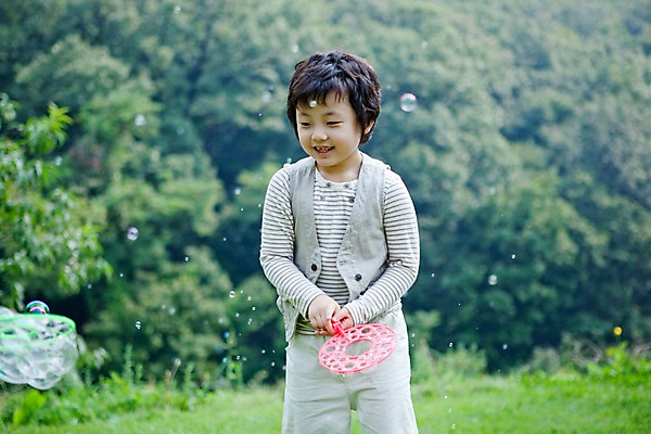 포토 JPG 주간 전신 나무 식물 남자 어린이라이프 초등학생 어린이 놀이 휴식 한명 웃음 사람 동양인 소년 잔디 취미 야외 앞모습 귀여움 기쁨 비눗방울 즐거움 남자만 남자한명만 어린이만 소년만 소년한명만 국내포토 자연요소 1 학생 라이프스타일 감정 뷰포인트 컨셉 표정 인종 파일형식