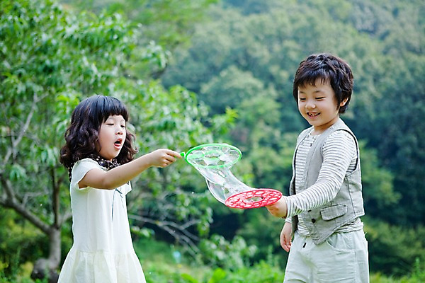 포토 JPG 주간 전신 나무 식물 여자 남자 어린이라이프 어린이 놀이 휴식 웃음 사람 동양인 소녀 소년 잔디 취미 야외 두명 귀여움 기쁨 비눗방울 즐거움 어린이만 국내포토 자연요소 라이프스타일 감정 컨셉 표정 인종 파일형식
