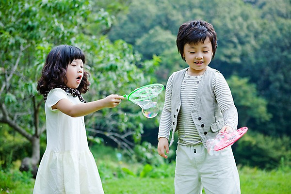 포토 JPG 주간 전신 나무 식물 여자 남자 어린이라이프 어린이 놀이 휴식 남매 웃음 사람 동양인 소녀 소년 잔디 취미 야외 두명 친구 귀여움 기쁨 비눗방울 즐거움 어린이만 국내포토 자연요소 라이프스타일 감정 컨셉 가족 관계 표정 인종 파일형식