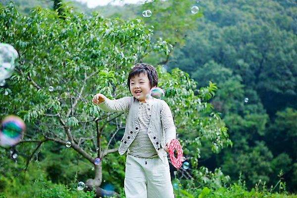 포토 JPG 주간 전신 나무 식물 남자 어린이라이프 초등학생 어린이 놀이 휴식 한명 웃음 사람 동양인 소년 취미 야외 앞모습 귀여움 기쁨 비눗방울 즐거움 남자만 남자한명만 어린이만 소년만 소년한명만 국내포토 자연요소 1 학생 라이프스타일 감정 뷰포인트 컨셉 표정 인종 파일형식