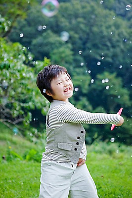 포토 JPG 주간 전신 남자 어린이라이프 초등학생 어린이 놀이 휴식 한명 웃음 사람 동양인 소년 잔디 취미 야외 귀여움 기쁨 비눗방울 즐거움 남자만 남자한명만 어린이만 소년만 소년한명만 국내포토 자연요소 식물 1 학생 라이프스타일 감정 컨셉 표정 인종 파일형식