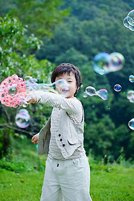 포토 JPG 주간 전신 남자 어린이라이프 초등학생 어린이 놀이 휴식 한명 웃음 사람 동양인 소년 잔디 취미 야외 앞모습 귀여움 기쁨 비눗방울 즐거움 남자만 남자한명만 어린이만 소년만 소년한명만 국내포토 자연요소 식물 1 학생 라이프스타일 감정 뷰포인트 컨셉 표정 인종 파일형식