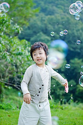포토 JPG 주간 전신 남자 어린이라이프 초등학생 어린이 놀이 휴식 한명 웃음 사람 동양인 소년 잔디 취미 야외 앞모습 귀여움 기쁨 비눗방울 즐거움 남자만 남자한명만 어린이만 소년만 소년한명만 국내포토 자연요소 식물 1 학생 라이프스타일 감정 뷰포인트 컨셉 표정 인종 파일형식