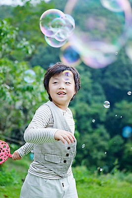 포토 JPG 주간 전신 남자 어린이라이프 초등학생 어린이 놀이 휴식 한명 웃음 사람 동양인 소년 취미 야외 앞모습 귀여움 기쁨 비눗방울 즐거움 남자만 남자한명만 어린이만 소년만 소년한명만 국내포토 자연요소 1 학생 라이프스타일 감정 뷰포인트 컨셉 표정 인종 파일형식