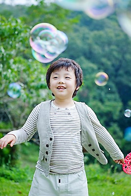 포토 JPG 주간 전신 남자 어린이라이프 초등학생 어린이 놀이 휴식 한명 웃음 사람 동양인 소년 취미 야외 앞모습 기쁨 비눗방울 즐거움 남자만 남자한명만 어린이만 소년만 소년한명만 국내포토 자연요소 1 학생 라이프스타일 감정 뷰포인트 컨셉 표정 인종 파일형식