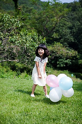 포토 JPG 주간 전신 여자 어린이라이프 초등학생 어린이 놀이 휴식 한명 웃음 사람 동양인 소녀 잔디 취미 야외 앞모습 귀여움 기쁨 즐거움 풍선 여자만 여자한명만 어린이만 소녀만 소녀한명만 국내포토 자연요소 식물 1 학생 라이프스타일 감정 뷰포인트 컨셉 표정 인종 파일형식