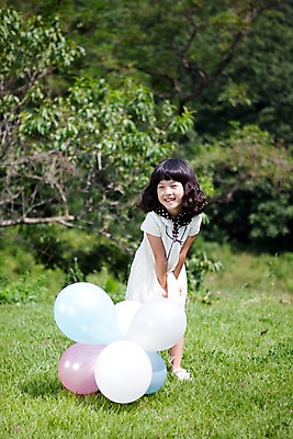 포토 JPG 주간 전신 여자 어린이라이프 초등학생 어린이 놀이 휴식 한명 웃음 사람 동양인 소녀 잔디 취미 야외 앞모습 귀여움 기쁨 즐거움 풍선 여자만 여자한명만 어린이만 소녀만 소녀한명만 국내포토 자연요소 식물 1 학생 라이프스타일 감정 뷰포인트 컨셉 표정 인종 파일형식