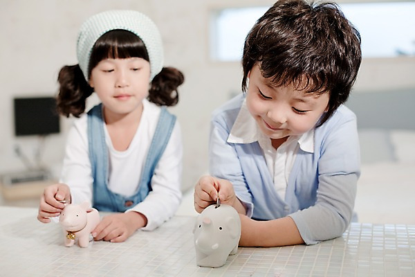 포토 JPG 여자 남자 어린이라이프 초등학생 어린이 돈 가족 놀이 휴식 실내 남매 사람 동양인 소녀 소년 상반신 취미 두명 친구 동전 기쁨 저축 저금통 즐거움 어린이만 국내포토 학생 라이프스타일 감정 컨셉 관계 인종 내부 금융 재산 파일형식