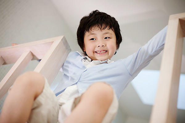 포토 JPG 전신 남자 어린이라이프 초등학생 어린이 로우앵글 놀이 휴식 실내 한명 웃음 사람 앉기 동양인 소년 취미 앞모습 기쁨 즐거움 남자만 남자한명만 어린이만 소년만 소년한명만 국내포토 1 학생 라이프스타일 감정 뷰포인트 컨셉 모션 표정 인종 내부 파일형식