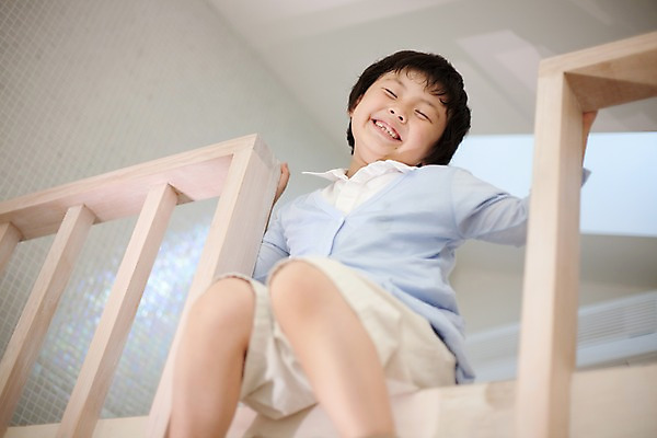 포토 JPG 전신 남자 어린이라이프 초등학생 어린이 로우앵글 놀이 휴식 실내 한명 웃음 사람 앉기 동양인 소년 취미 앞모습 기쁨 즐거움 남자만 남자한명만 어린이만 소년한명만 국내포토 1 학생 라이프스타일 감정 뷰포인트 컨셉 모션 표정 인종 내부 소년만 파일형식