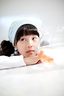 포토 JPG 동물 여자 어린이라이프 초등학생 어린이 놀이 휴식 실내 어류 한명 사람 동양인 소녀 상반신 취미 어항 금붕어 여자만 여자한명만 어린이만 소녀한명만 국내포토 1 학생 라이프스타일 컨셉 인종 내부 수중동물 소녀만 파일형식