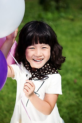 포토 JPG 주간 여자 어린이라이프 초등학생 어린이 놀이 휴식 한명 웃음 사람 동양인 소녀 상반신 취미 야외 앞모습 귀여움 기쁨 즐거움 풍선 여자만 여자한명만 어린이만 소녀만 소녀한명만 국내포토 자연요소 1 학생 라이프스타일 감정 뷰포인트 컨셉 표정 인종 파일형식