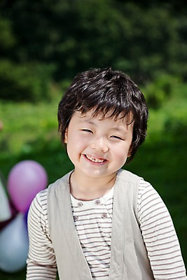 포토 JPG 주간 남자 어린이라이프 초등학생 어린이 놀이 휴식 한명 웃음 사람 동양인 소년 상반신 취미 야외 앞모습 귀여움 기쁨 즐거움 풍선 남자만 남자한명만 어린이만 소년만 소년한명만 국내포토 자연요소 1 학생 라이프스타일 감정 뷰포인트 컨셉 표정 인종 파일형식
