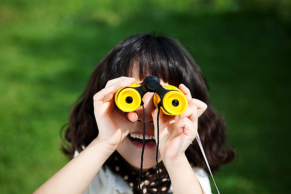 포토 JPG 주간 여자 어린이라이프 초등학생 어린이 놀이 휴식 한명 사람 동양인 소녀 취미 야외 앞모습 신체부위 머리 쌍안경 기쁨 관찰 즐거움 여자만 여자한명만 어린이만 소녀만 소녀한명만 국내포토 자연요소 1 학생 라이프스타일 감정 뷰포인트 컨셉 모션 인종 망원경 파일형식