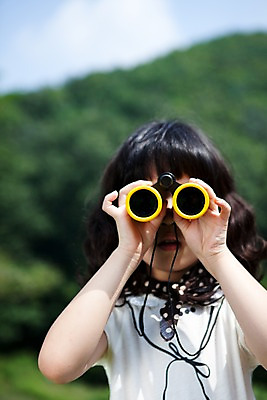 포토 JPG 주간 여자 어린이라이프 초등학생 어린이 놀이 휴식 한명 사람 동양인 소녀 상반신 취미 야외 앞모습 쌍안경 관찰 여자만 여자한명만 어린이만 소녀만 소녀한명만 국내포토 자연요소 1 학생 라이프스타일 뷰포인트 컨셉 모션 인종 망원경 파일형식