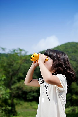 포토 JPG 주간 여자 어린이라이프 초등학생 어린이 놀이 휴식 한명 사람 동양인 소녀 상반신 취미 야외 옆모습 쌍안경 관찰 여자만 여자한명만 어린이만 소녀만 소녀한명만 국내포토 자연요소 1 학생 라이프스타일 뷰포인트 컨셉 모션 인종 망원경 파일형식