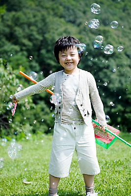 포토 JPG 주간 전신 남자 어린이라이프 초등학생 어린이 놀이 휴식 한명 서기 웃음 사람 동양인 소년 잔디 취미 야외 앞모습 기쁨 비눗방울 즐거움 곤충채집 채집망 잠자리통 남자만 남자한명만 어린이만 소년만 소년한명만 국내포토 자연요소 식물 1 학생 라이프스타일 감정 뷰포인트 곤충 컨셉 모션 통 표정 인종 수집 파일형식