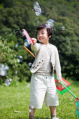 포토 JPG 주간 전신 교육 남자 어린이라이프 초등학생 어린이 놀이 휴식 한명 서기 웃음 사람 동양인 소년 잔디 취미 야외 앞모습 기쁨 비눗방울 즐거움 곤충채집 채집망 잠자리통 남자만 남자한명만 어린이만 소년만 소년한명만 국내포토 자연요소 식물 1 학생 라이프스타일 감정 뷰포인트 곤충 컨셉 모션 통 표정 인종 수집 파일형식