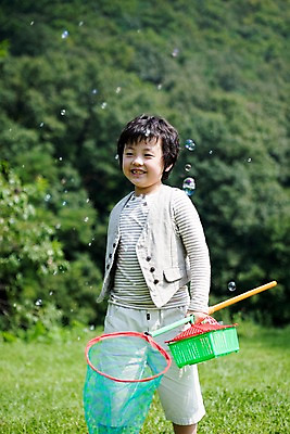 포토 JPG 주간 전신 남자 어린이라이프 초등학생 어린이 놀이 휴식 한명 서기 웃음 사람 동양인 소년 잔디 취미 야외 앞모습 기쁨 비눗방울 즐거움 곤충채집 채집망 잠자리통 남자만 남자한명만 어린이만 소년만 소년한명만 국내포토 자연요소 식물 1 학생 라이프스타일 감정 뷰포인트 곤충 컨셉 모션 통 표정 인종 수집 파일형식