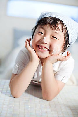 포토 JPG 주간 남자 어린이라이프 초등학생 어린이 놀이 휴식 실내 한명 웃음 사람 동양인 소년 상반신 취미 앞모습 귀여움 기쁨 즐거움 남자만 남자한명만 어린이만 소년한명만 국내포토 자연요소 1 학생 라이프스타일 감정 뷰포인트 컨셉 표정 인종 내부 소년만 파일형식